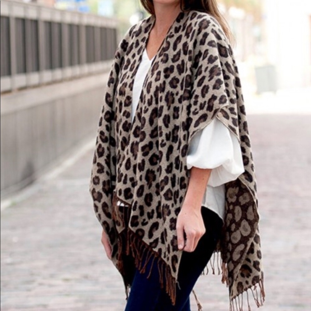 **NWT**Leopard Tassel Ruana